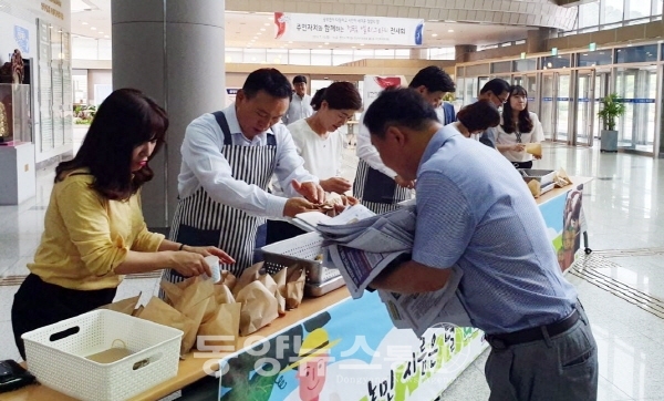 구본영 천안시장이 15일 시청 로비에서 시 관계자들과 직원들에게 찐 감자를 나눠주고 있다. 충남 천안시 제공.