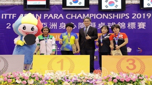 천안시 장애인탁구 문성금 선수(맨 오른쪽)가 7월 23일부터 27일까지 열린 2019 타이중 아시아지역탁구선수권대회에서 동메달을 획득해 메달을 받은 선수들과 시상식에서 기념촬영을 하고 있다. 충남 천안시 제공.