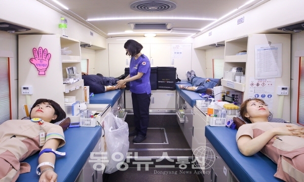 순천향대학교 부속 천안병원이 지난 9일 오후 병원 제6주차장에서 올해 두 번째 생명나눔 사랑의 헌혈행사를 열었다. 교직원들이 헌혈버스를 찾아 헌혈에 참여하고 있다. 순천향대 천안병원 제공.