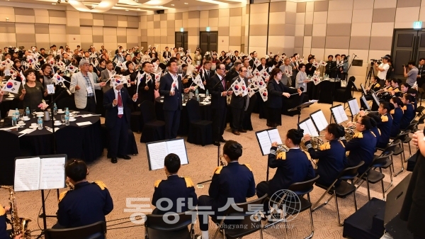 경기 화성시에서 15일 개최된 제74주년 광복절 경축식에서 참가자들이 광복절노래를 제창하고 있다.(사진=경기 화성시 제공)