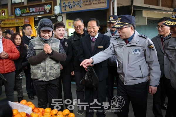 민갑룡 경찰청장 육거리시장 방문(사진=충북경찰청 제공)