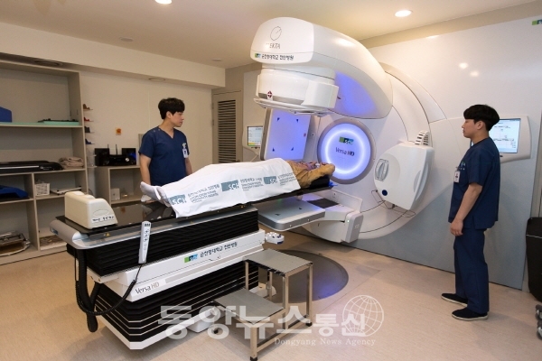 외국인 암환자가 버사HD로 방사선암치료를 받고 있는 모습. 순천향대 천안병원 제공.