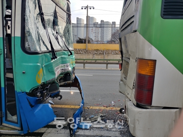천안서 시내버스 교통사고가 잇따라 발생하고 있어 시민들의 불안이 가중되고 있다.사진은 16일 시내버스끼리 발생한 추돌사고 장면. (사진=최남일 기자)