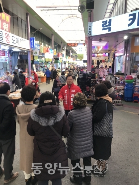 전통시장을 방문한 권용섭 예비후보 (사진=선거사무소 제공)