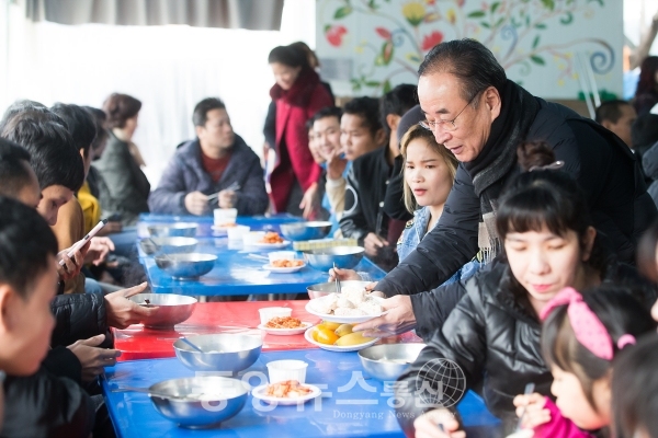외국인근로자 및 다문화한부모 정 나눔행사 개최=떡국 등 설 음식을 나눠먹으며 덕담을 주고 받고있다(사진=구미시 제공)