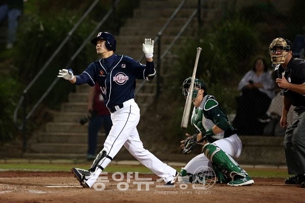 김재호가 5회 투런 홈런을 쏘아 올리고 있다(사진=두산베어스 제공)