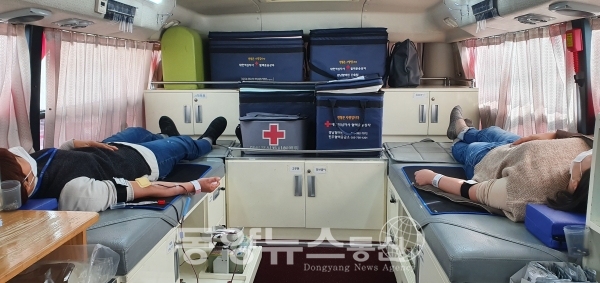 지난 19일, 창녕군청에 대기한 헌혈버스에서 사랑의 헌혈을 진행하고 있는 모습이다(사진=창녕군 제공).