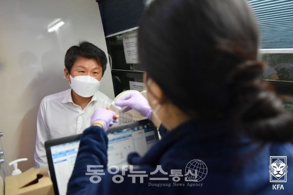 정몽규 회장이 헌혈전 검사를 받고 있다(사진=KFA 제공)