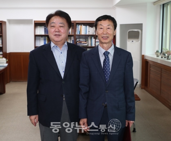 한범덕 청주시장(왼쪽)이 제4대 청주시자원봉사센터장으로 김우혁 씨(오른쪽)를 임용하고 기념촬영을 하고 있다.(사진= 청주시 제공)