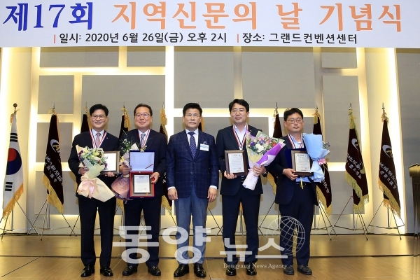 맹정호 서산시장이 지난 26일 서울 그랜드컨벤션센터에서 열린 ‘제17회 지역신문의 날’ 기념식에서 기초단체장 부문 행정대상을 수상했다. (사진=서산시 제공)