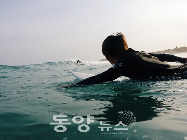 강원 양양 기사문해변에서의 서핑(사진=박진용 서핑강사 제공)