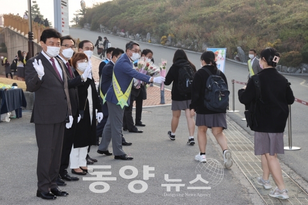 김병우 충북교육감은 20일 오전 7시 30분 사회적 거리두기 1단계 조정에 따른 등교수업 등굣길 학생들을 맞이하기 위해 일신여자고등학교를 방문했다. (사진=충북교육청 제공)