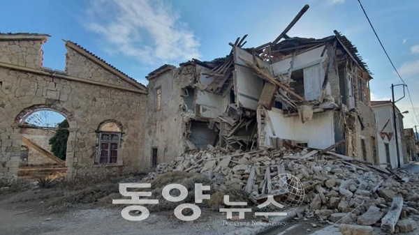 터키·그리스 규모 7.0 강진[로이터=동양뉴스] 30일(현지시간) 터키와 그리스를 강타한 지진으로 20여명이 사망하고 수백명이 부상을 입은 것으로 전해졌다.