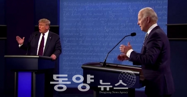 토론하고 있는 도널드 트럼프 미국 대통령과 조 바이든 대선 후보.<br>​​​​​​​[로이터=동양뉴스]