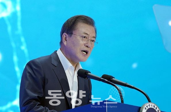 문재인 대통령이 18일 인천 연세대 송도 국제캠퍼스에서 열린 바이오산업 행사에서 모두발언하고 있다. (사진=청와대 제공)