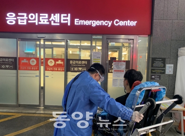 서울시 119구급대에서 코로나19 백신 접종 후 이상반응을 보인 환자를 이송하고 있다.(사진=서울시 제공)