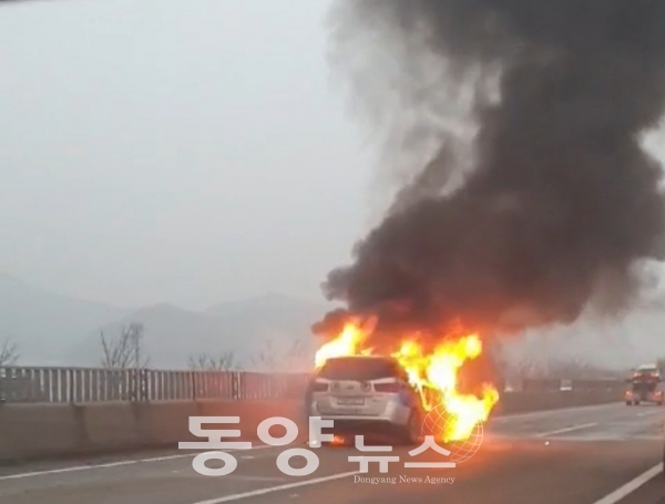 오후 6시20분쯤  천안 논산간 고속도로 천안방향  상행선에서  한국도로공사 로고가 새긴 쏘렌토 차량이  불길에 휩싸여있는 모습.당시 주변에는 별다른  접촉사고 흔적은 없는점으로 미뤄  차량 자체 화재로  추정된다.영상  독자제공