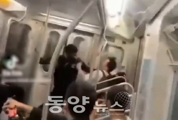 [로이터=동양뉴스] 미국 뉴욕의 지하철에서 한 흑인 남성이 아시아인으로 보이는 남성을 무차별 폭행하고 있다.