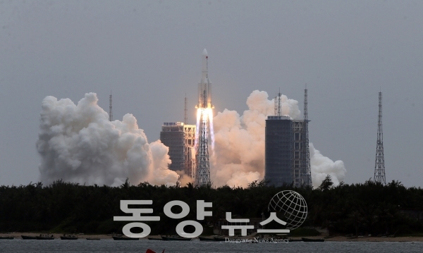 [로이터=동양뉴스] 중국 우주정거장의 핵심 모듈인 톈허를 실은 창정 5B 로켓이 지난달 29일 하이난 성 원창 우주선 발사장에서 발사되고 있다.