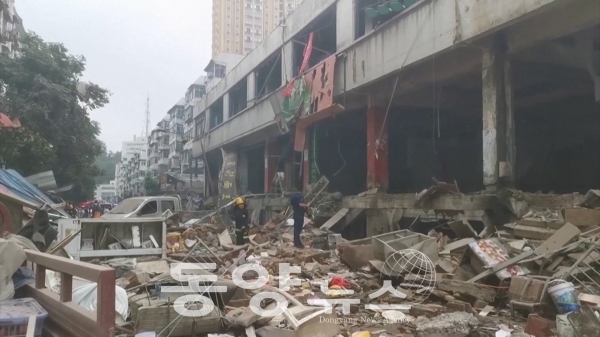 [로이터=동양뉴스] 13일 중국 후베이성의 한 시장에서 가스 폭발사고가 발생했다.