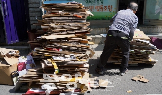 인천계양노인인력개발센터 재활용품 수집 노인일자리  ‘희망손수레사업’에 참여하고 있는 한 노인이 폐상자를 정리하고 있다.(사진= 인천사회서비스원 제공)