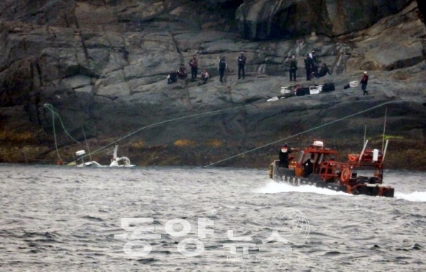 제주 해상에서 낚시어선이 좌초되는 사고가 발생, 낚시객 12명이 고립됐다가 무사 구조됐다. (사진=제주해양경찰서 제공)