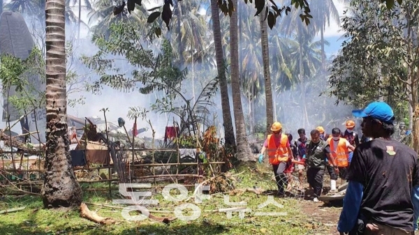 [로이터=동양뉴스] 4(현지시간) 필리핀 남부에서 군용기 1대가 착륙 도중 추락해 47명이 숨지고 수십명이 다쳤다.