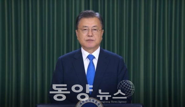 문재인 대통령은 13일 서울의 한 호텔에서 열린 '2021년 글로벌 바이오 콘퍼런스'에서 영상 축사를 전하고 있다. (사진=청와대 제공)