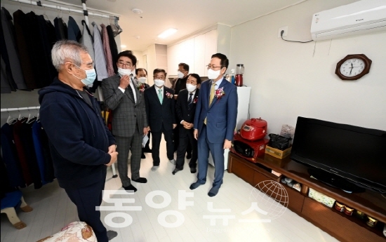 박남춘 인천시장이 18일 중구 인현2 우리집 입주식을 마친 뒤 입주가정을 둘러보고 있다.(사진= 인천도시공사 제공)