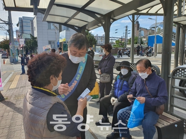 대전시내버스 운수업체 금성교통(대표 전승기)이 신탄진역 정류장 일원에서 승무원들과 함께 교통카드와 마스크 나눔 행사를 가졌다. (사진=금성교통㈜ 제공)