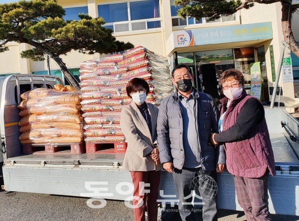 무안군 농업경영인연합회 김귀만 회장이 사랑의 쌀(10kg) 108포대를 해제면과 지역사회보장협의체에 전달했다.(사진=무안군 제공)