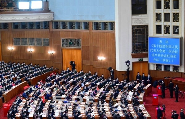 10일 베이징 인민대회당에서 열린 제14기 전인대 제1차 회의 제3차 전체회의에 참석한 전인대 대표들.