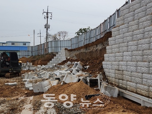 16일 오후 2시 47분경 충남 천안시 서북구 직산읍의 공장 신축 공사현장에서 옹벽이 무너져 인부 3명이 숨지는 사고가 발생했다. (사진=천안서북소방서 제공)