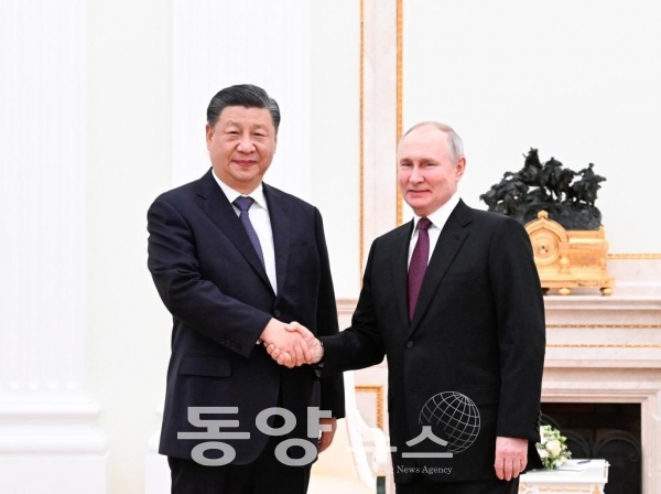 20일 오후(현지시간) 모스크바에 막 도착한 시진핑(習近平) 중국 국가주석이 크렘린궁에서 블라디미르 푸틴 러시아 대통령과 악수하고 있다.