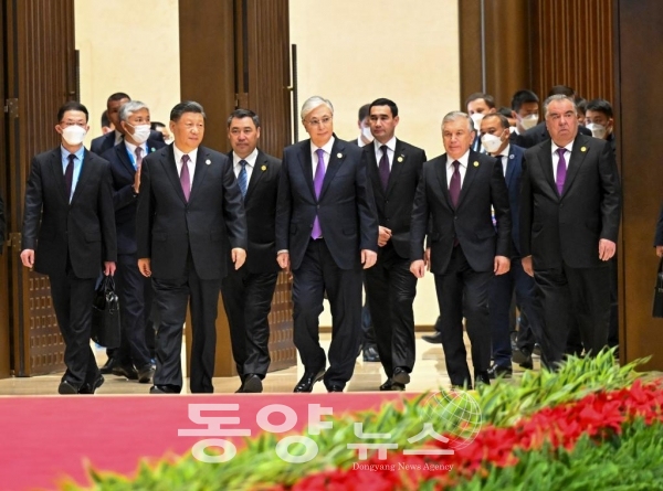 시 주석과 중앙아시아 5개국 정상이 19일 시안 국제컨벤션센터에서 공동 기자회견을 가졌다.