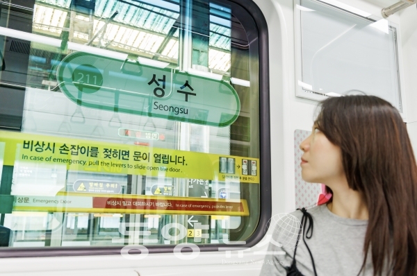 서울시는 지하철 역명 시인성 개선 사업으로 스크린도어에 역명 표지 부착을 완료했다.(사진=서울시 제공)