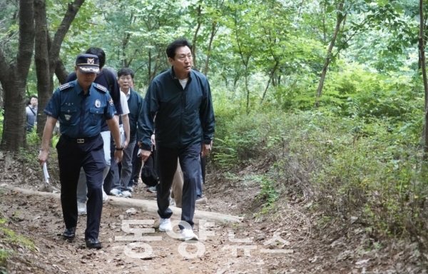 오세훈 서울시장은 지난 8월 18일 관악산 등산로 범죄현장을 방문해 범죄예방 조치방안에 대해 설명을 듣고 현장을 둘러보고 있다.(사진=서울시 제공)
