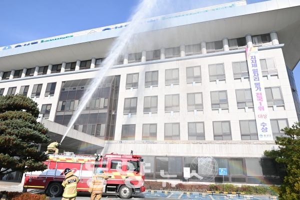 음성군은 30일 군청 광장에서 유사시 화재로부터 인명과 재산을 보호하기 위한 무각본 소방훈련을 실시했다. (사진=음성군 제공)