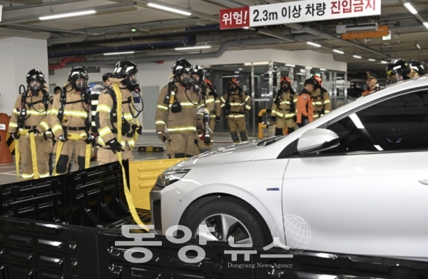서울시는 전기자동차 화재에 대한 대응체계 점검을 위해 화재 대응훈련을 실시했다고 2일 밝혔다.(사진=서울시 제공)