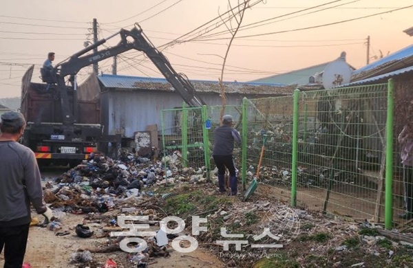천안시가 30톤의 쓰레기더미 속에서 개 수십마리를 키우며 살던 저장강박 의심가구를 대상으로 ‘저장강박 사례관리사업’을 실시하고 있다. (사진=충남 천안시 제공)