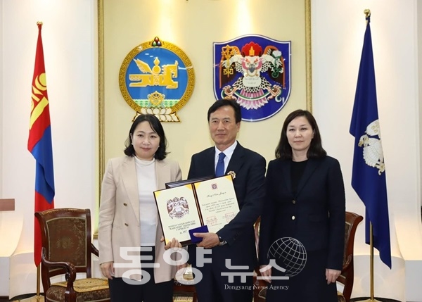 남서울대학교 객원교수인 송남종 ㈜금강CNT 대표가 최근 몽골 정부에 기여한 공로로 훈장을 수상했다. (사진=남서울대 제공)