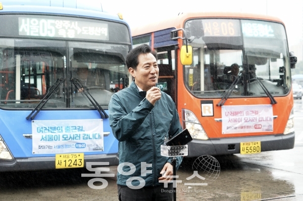 오세훈 서울시장이 기후동행카드를 소개하고 있다.(사진=서울시 제공)