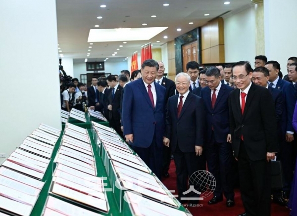 [신화통신=동양뉴스] 회담 후 양당 지도자는 양측이 서명한 양자 간 협력 문서 전시를 함께 살펴봤다.