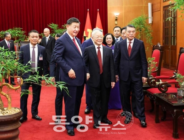 [신화통신=동양뉴스] 응우옌 푸 쫑은 시진핑을 초청해 소규모 다과회를 가졌다.