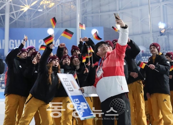 독일 선수들이 지난 19일 '2024 강원 동계청소년올림픽대회' 개막식에서 입장하면서 현장 관계자들과 기념사진을 찍고 있다.