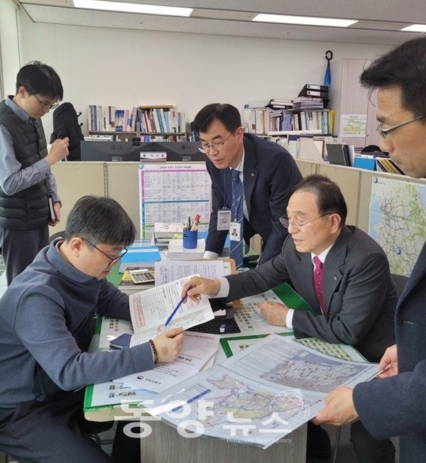 박상돈 천안시장이 지난 22일 국토교통부를 방문해 지역 현안에 대한 협조를 요청하고 있다. (사진=충남 천안시 제공)