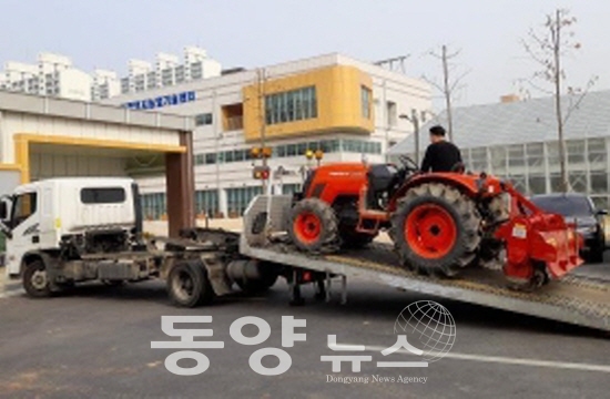 대형농기계 운송모습.(사진= 인천농업기술센터 제공)