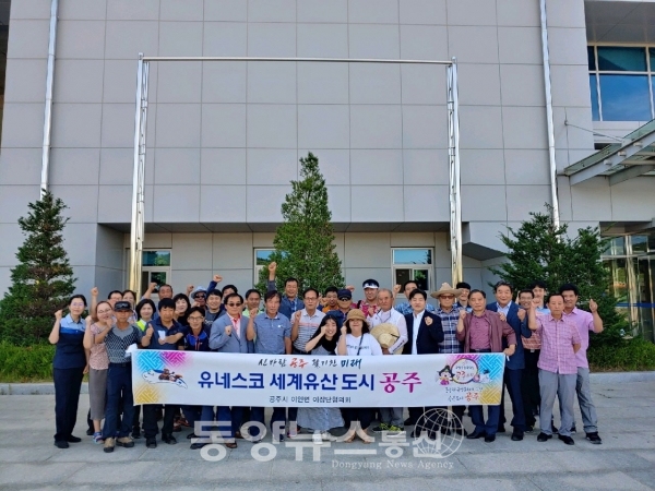 이인면이장단과 기관단체장들이 공주역활성화방안을 위해 열차안에서 이장회의를 개최했다.