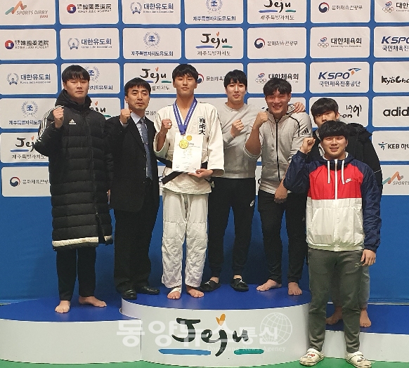2019 제주컵 국제유도대회 남자 대학부 –66㎏급에서 금메달을 획득한 서보민 선수(왼쪽에서 세번째)