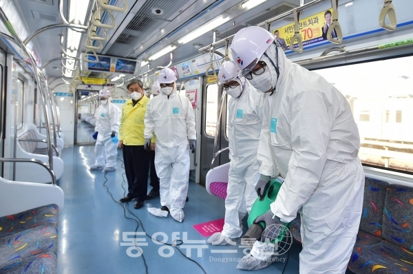 박남춘 시장이 6일 귤현기지사업소를 방문해 대중교통시설 신종 코로나바이러스 감염증 확산 및 예방을 위한 방역을 하고 있다.(사진=인천시 제공)